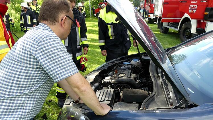 Ein Marder hatte sich unter der Motorhaube zu schaffen gemacht und einen Fahrzeugbrand ausgelöst - der aber glimpflich ausging. Foto: Dieter Hübner