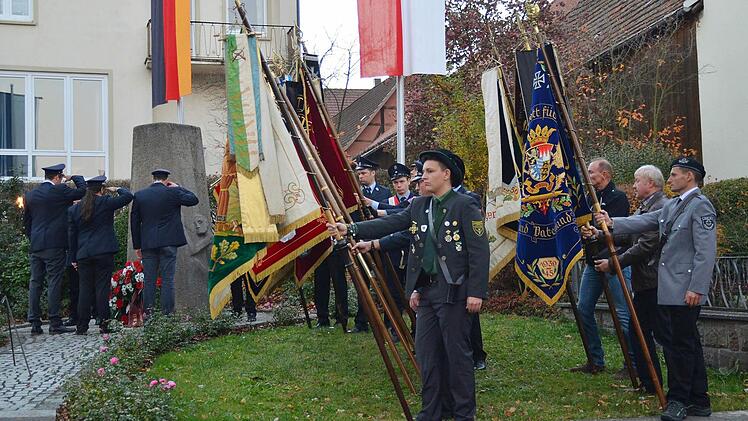 Totengedenken: der Vorsitzende des Stangenrother Feuerwehrvereins legte zur Totenehrung einen Kranz nieder.  Foto: Kupka-Hahn