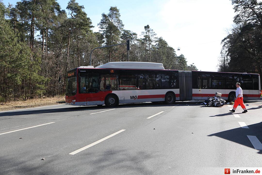 Tödlicher Unfall in Nürnberg: Motorrad kollidiert mit Linienbus