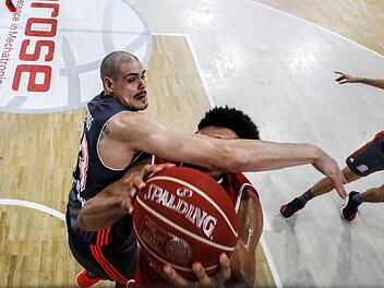 Mit allen Mitteln zerstörten die Bayern in einem sehr intensiven Spiel die letzten Hoffnungen des Brose-Teams. Hier geht Maik Zirbes (l.) sehr rustikal gegen Augustine Rubit zu Werke. Fotos: Daniel Löb