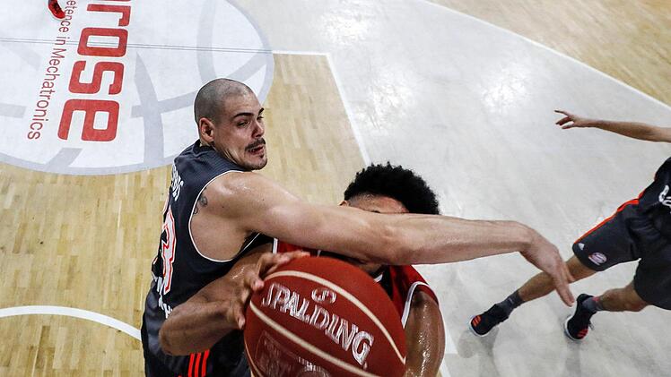 Mit allen Mitteln zerstörten die Bayern in einem sehr intensiven Spiel die letzten Hoffnungen des Brose-Teams. Hier geht Maik Zirbes (l.) sehr rustikal gegen Augustine Rubit zu Werke. Fotos: Daniel Löb