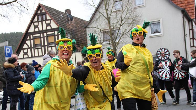 Drei Ananas-Damen werfen sich in Pose. Foto: Benedikt Borst