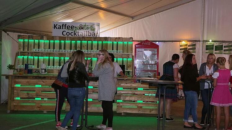 Die neue, selbst gebaute Kaffee- und Cocktailbar ersetzt den legendären Latterwagen.