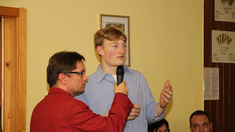 Für Erich Burkhardt aus der Schübelsmühle (rechts, mit Moderator Alexander Müller) bringt der Klimawandel die Gefahr mit sich, dass das Löschwasser knapp wird.  Fotos: Jochen Nützel