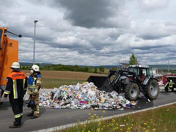 Die in Brand geratenen Leichtverpackungen wurden auf die Straße gekippt und abgelöscht. Christian Licha