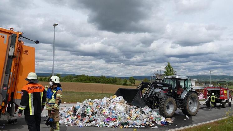 Die in Brand geratenen Leichtverpackungen wurden auf die Straße gekippt und abgelöscht. Christian Licha