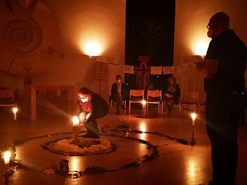 Taizé-Andacht zum dritten Advent in der Kapelle im Kinderdorf in Riedenberg: "Durch die barmherzige Liebe unseres Gottes wird uns besuchen das aufstrahlende Licht aus der Höhe." Foto: Marion Eckert