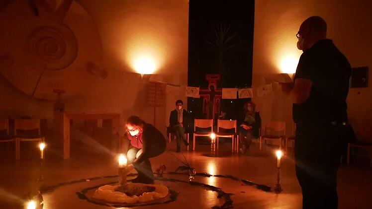 Taizé-Andacht zum dritten Advent in der Kapelle im Kinderdorf in Riedenberg: "Durch die barmherzige Liebe unseres Gottes wird uns besuchen das aufstrahlende Licht aus der Höhe." Foto: Marion Eckert