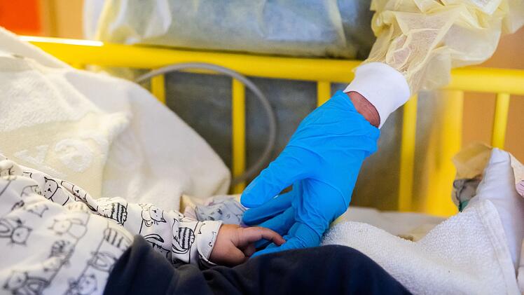 Bayerns Kliniken schlagen Alarm: Kaum Platz für kranke Kinder - "steuern ungebremst auf Katastrophe zu"