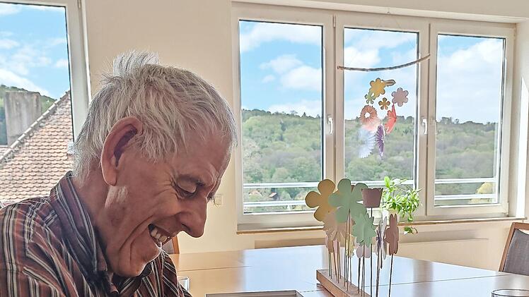Besucher Alexander Ageev beim Puzzeln