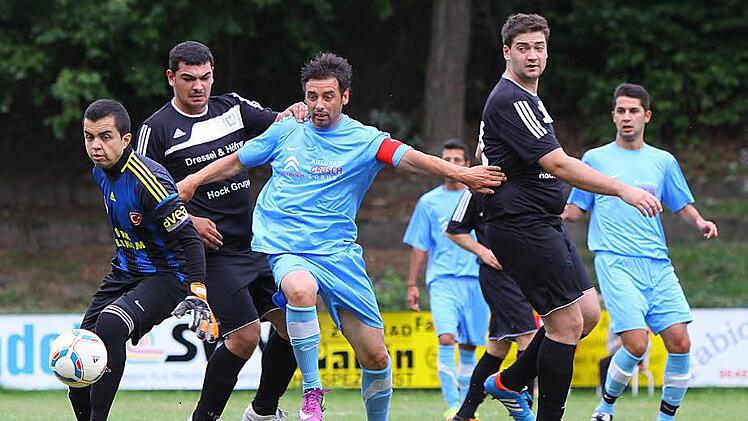 Das Objekt der Begierde fest im Visier. Der Torwart des SV T&uuml;rkg&uuml;c&uuml; Neustadt II (ganz links) ist schlie&szlig;lich als erster am Ball.