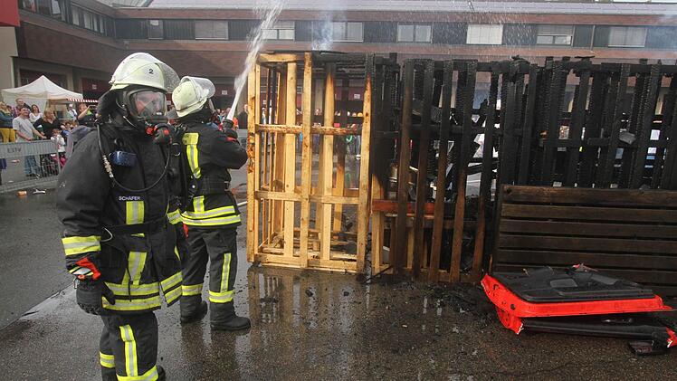 Nachlöscharbeiten damit der Platz wieder freigegeben werden konnte. Foto: Michael Busch