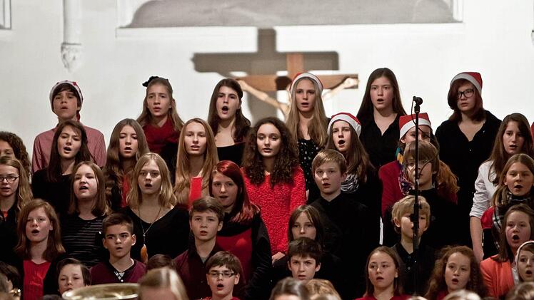 Auch der Unterstufenchor des Albertinums wirkte mit beim Adventskonzert in der Heilig-Kreuz-Kirche.Foto: Jochen Berger