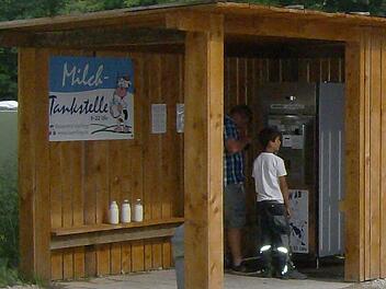 Rudolf Hänflings Milchtankstelle ähnelt manchem Wartehäuschen an Bushaltestellen. Foto: Petra Malbrich