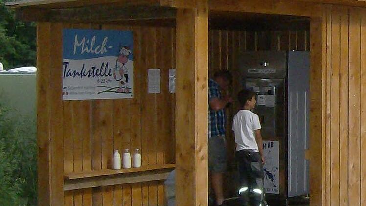 Rudolf Hänflings Milchtankstelle ähnelt manchem Wartehäuschen an Bushaltestellen. Foto: Petra Malbrich