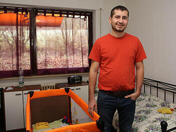 Oleg ist mit seiner Familie aus der Ukraine nach Deutschland geflüchtet. Mit der Unterkunft in Trunstadt ist der 30-Jährige zufrieden. Doch würden er und die anderen Bewohner gerne Deutsch lernen. Eine Lösung ist nun geplant.  Foto: Barbara Herbst
