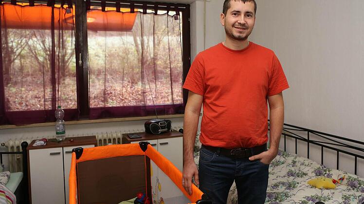 Oleg ist mit seiner Familie aus der Ukraine nach Deutschland geflüchtet. Mit der Unterkunft in Trunstadt ist der 30-Jährige zufrieden. Doch würden er und die anderen Bewohner gerne Deutsch lernen. Eine Lösung ist nun geplant.  Foto: Barbara Herbst