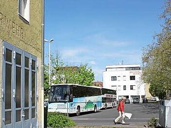Für einen zentralen Busplatz am Parkplatz Tattersall müsste das ehemalige Feuerwehrhaus fallen. Foto: Thomas Mäuser