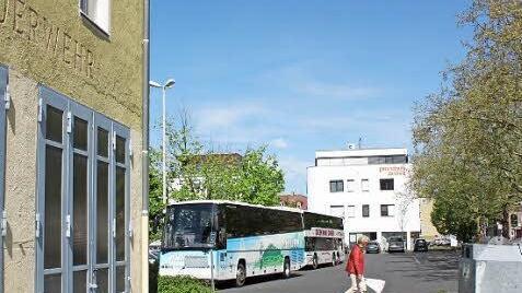 Für einen zentralen Busplatz am Parkplatz Tattersall müsste das ehemalige Feuerwehrhaus fallen. Foto: Thomas Mäuser