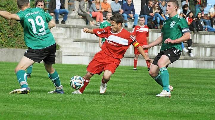 Der FC Eltingshausen auf dem Spielfeld. Vorne in Rot Spielführer Pascal Metzler. Foto: Archiv