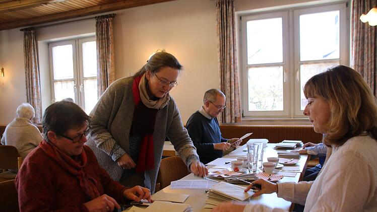 In der Münnerstädter Pfarrgemeinde  wurde der Pfarrgemeinderat per Briefwahl ermittelt. Wahlhelfer übernahmen am Sonntag das Auszählen.Heike Beudert