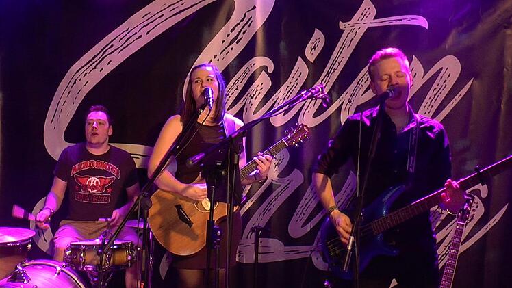 Mit der Sander Akustik-Band "SaitenSprung" mit (von links) Dominik Wicht, Franziska Höfner und Daniel Meier wurde bis tief in die Nacht die Aftershow-Party gefeiert.