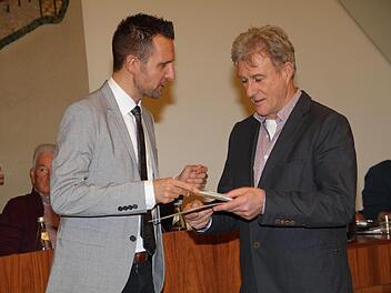 Bürgermeister Andreas Hügerich (links) überreicht Eduard Meixner die Dankurkunde. Foto: Gerda Völk