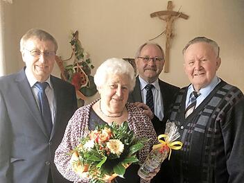 Zur diamantenen Hochzeit von Maria und Joseph Schmitt gratulierten auch Bürgermeister Paul Steins (l.) und der stellvertretende Landrat Otto Siebenhaar (hinten). Foto: privat