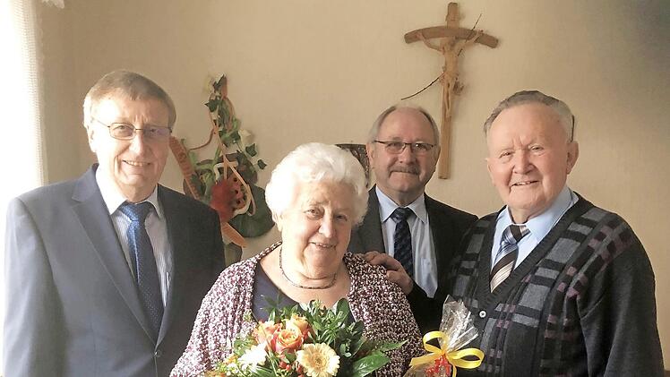 Zur diamantenen Hochzeit von Maria und Joseph Schmitt gratulierten auch Bürgermeister Paul Steins (l.) und der stellvertretende Landrat Otto Siebenhaar (hinten). Foto: privat