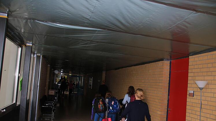 Auch etliche Flure der Realschule sind sicherheitshalber mit Folien versehen. Foto: Matthias Einwag