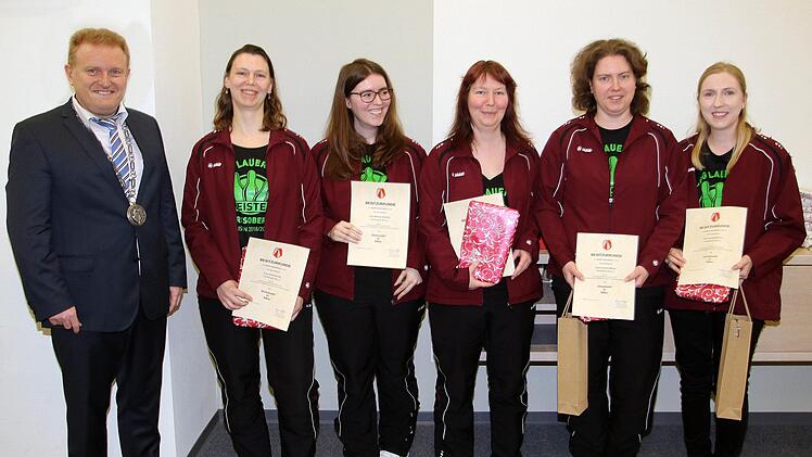 Meister in der Bezirksoberliga wurden die Sportkeglerinnen des TSV Maßbach,  die eine Spielgemeinschaft mit Niederlauer bilden und nun aufsteigen.   Bürgermeister Matthias Klement (links) ehrte sie für ihre Leistungen.   Foto: Dieter Britz