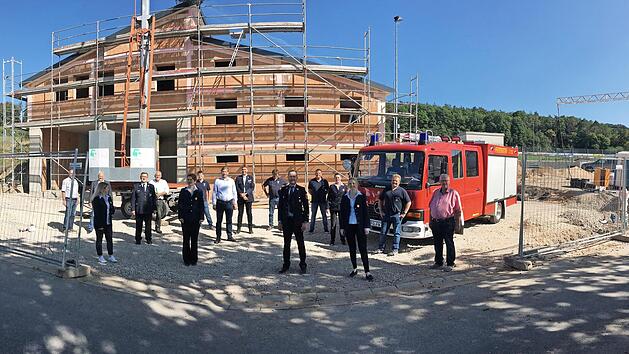 Am neuen Feuerwehrhaus in Weingarts wurde Richtfest gefeiert.  Foto: Edwin Rank
