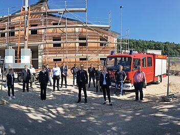 Am neuen Feuerwehrhaus in Weingarts wurde Richtfest gefeiert.  Foto: Edwin Rank