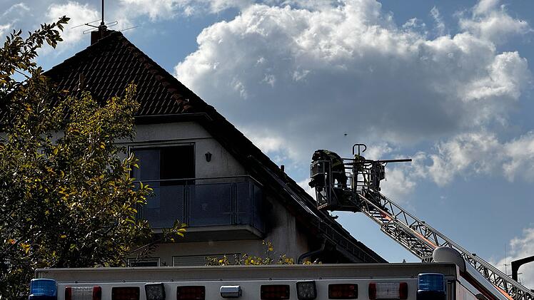 Brand in Dachstuhl: Feuer am Balkon ausgebrochen