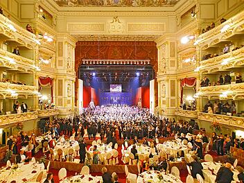 100 junge Paare geben beim Semperopernball 2026 ihr Deb&uuml;t.