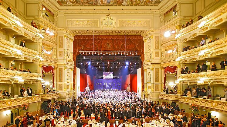 100 junge Paare geben beim Semperopernball 2026 ihr Deb&uuml;t.