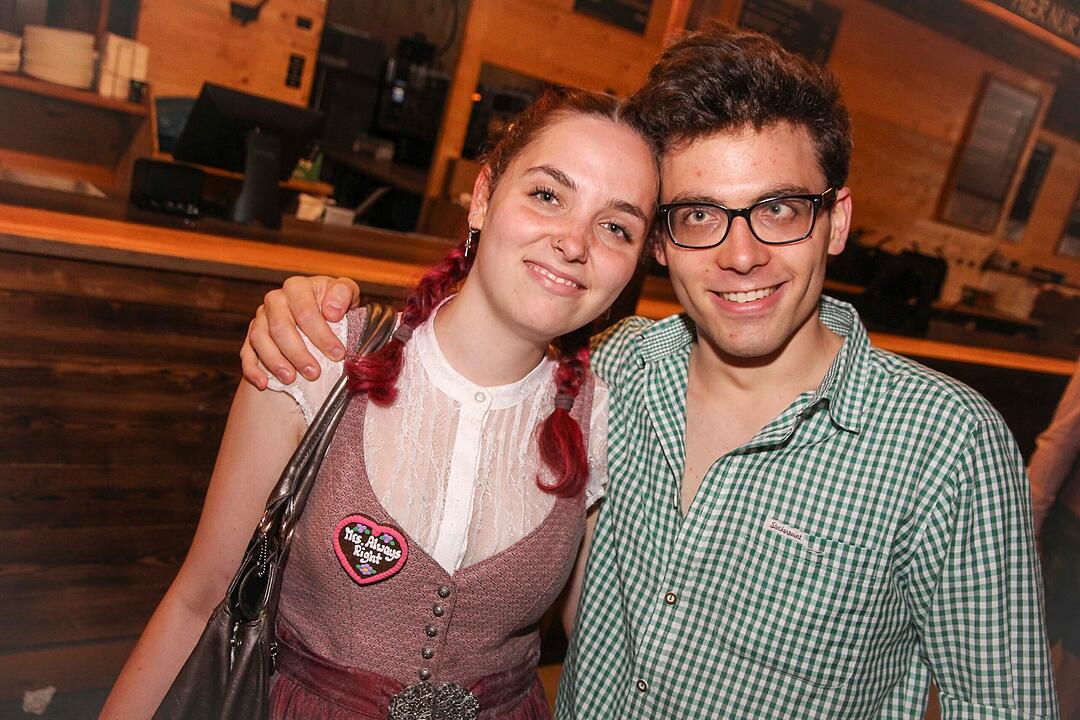 Tanzen, Feiern, Mitsingen &ndash; bayerische Partystimmung bis Mitternacht.