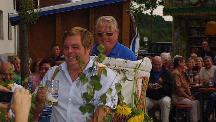 Ehrenrunde des neuen "Hahnenkönigs" Axel Schrepfer nach seinem Triumpf. Geschoben wird er vom Vorjahres-Sieger, "Hahnenkaiser" Fred Blinzler.