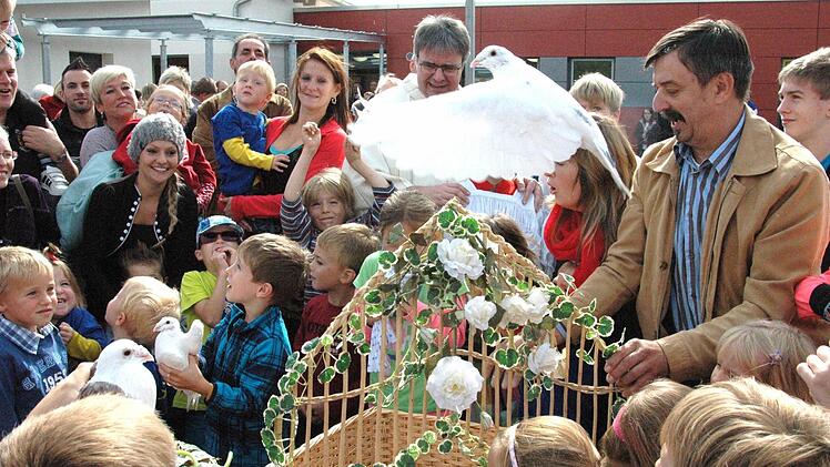 Weiße Tauben als Glücksbringer und Friedensboten flogen vor dem neuen Kindergarten St. Joseph in den wolkenlosen Himmel über Hofheim. Foto: gsch