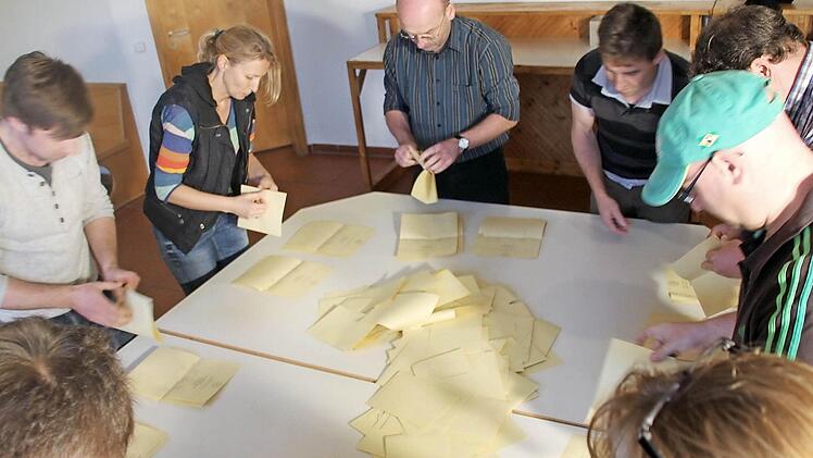 Die Entscheidung fiel im Marktsaal, wo Willi Sendelbeck in der Kerngemeinde die entscheidenden Stimmen erhielt,  Foto: Ralf Kestel