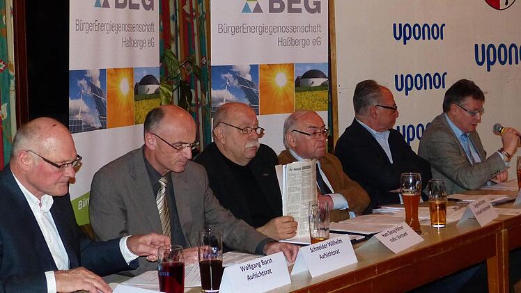 Sie gaben für die Bürgerenergiegenossenschaft (BEG) Auskunft (von links): Hofheims Bürgermeister Wolfgang Borst und Landrat Wilhelm Schneider vertraten den Aufsichtsrat, der Kreishandwerksmeister Hans-Georg Häfner, Siegmund Kerker und Rudi Eck bilden den Vorstand, und Oskar Böhm zeichnet als Geschäftsführer verantwortlich.  Foto: Manfred Wagner