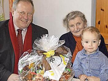 Viele Glückwünsche zum 90. Geburtstag gab es für Frieda Schuberth aus Untersteinach. Unser Bild zeigt die Jubilarin Frieda Schuberth zusammen mit ihrem Urenkel Maximilian und Bürgermeister Volker Schmiechen. Foto: Klaus-Peter Wulf