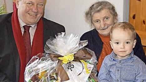 Viele Glückwünsche zum 90. Geburtstag gab es für Frieda Schuberth aus Untersteinach. Unser Bild zeigt die Jubilarin Frieda Schuberth zusammen mit ihrem Urenkel Maximilian und Bürgermeister Volker Schmiechen. Foto: Klaus-Peter Wulf