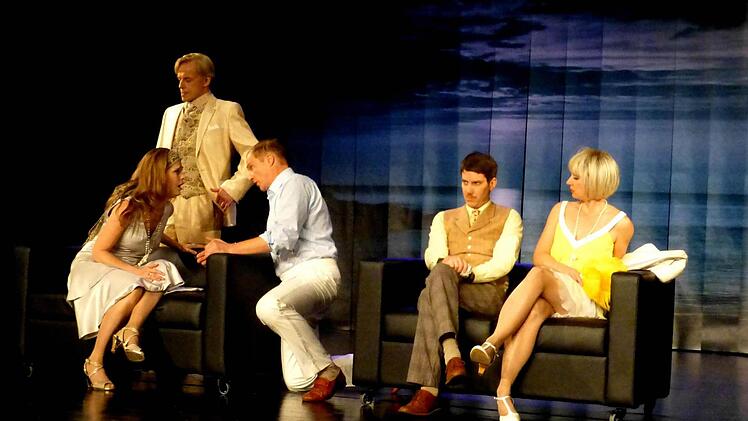 Jay Gatsby (links hinten Hans Piesbergen), muss mitansehen, wie sein Lebenstraum, seine Jugendliebe Daisy (Ursula Buschhorn), zu ihrem Ehemann Tom (Thorsten Nindel) zurückfindet, während Nick (Henrik Winkler) und Jordan (Nicole Lohfink) das Ende ihrer Beziehung schon mit ihrer Körpersprache deutlich machen.  Foto: Ahnert
