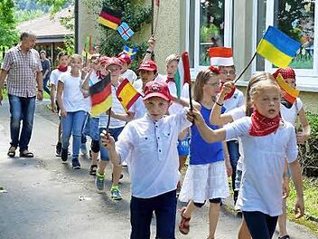 Einzug der Viertelfinal-Teilnehmer beim Schulfest der Grundschule Trebgast Fotos: Dieter Hübner