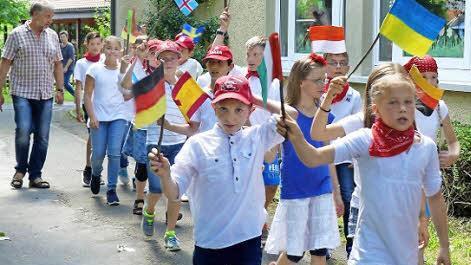 Einzug der Viertelfinal-Teilnehmer beim Schulfest der Grundschule Trebgast Fotos: Dieter Hübner