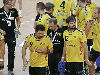 Die Spieler des HSC 2000 Coburg und Trainer Jan Gorr verließen auch in Göppingen mit hängenden Köpfen die Platte. Fotos: Iris Bilek