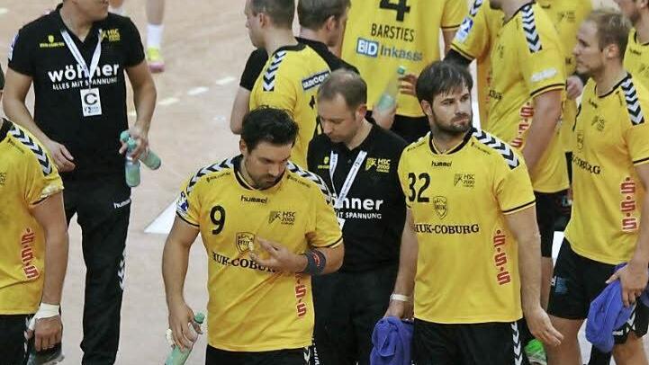 Die Spieler des HSC 2000 Coburg und Trainer Jan Gorr verließen auch in Göppingen mit hängenden Köpfen die Platte. Fotos: Iris Bilek