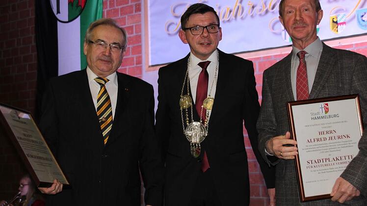 Bürgermeister Armin Warmuth (Mitte) zeichnete Hannes Deinlein mit der Bürgermedaille der Stadt Hammelburg (links) und Alfred Jeurink mit der Stadtplakette aus. Foto: Kerstin Väth