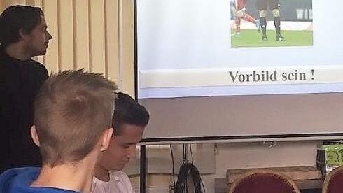 Die GFS-Schüler bei der Schiedsrichter-Kunde  Foto: privat